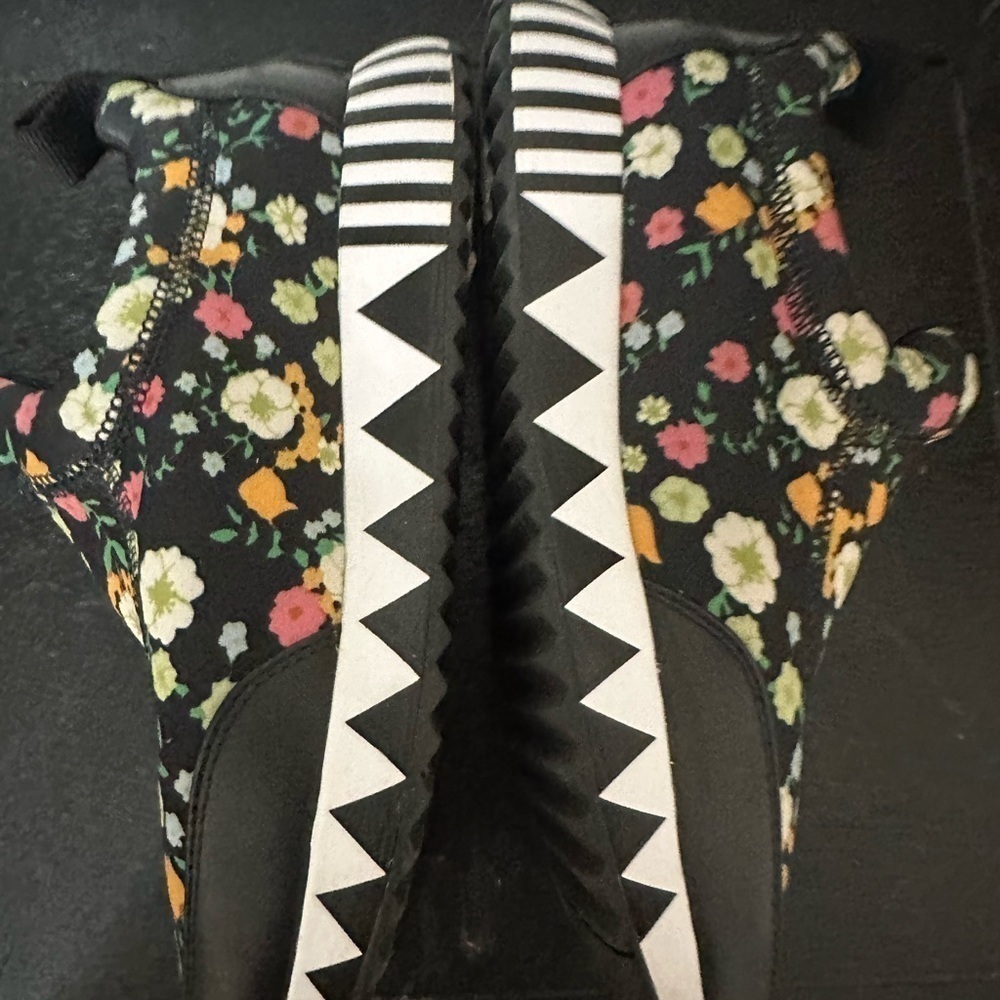 Authentic Tory Burch Black and Floral Women’s Sneakers Size 7 EUC - Picture 6 of 7